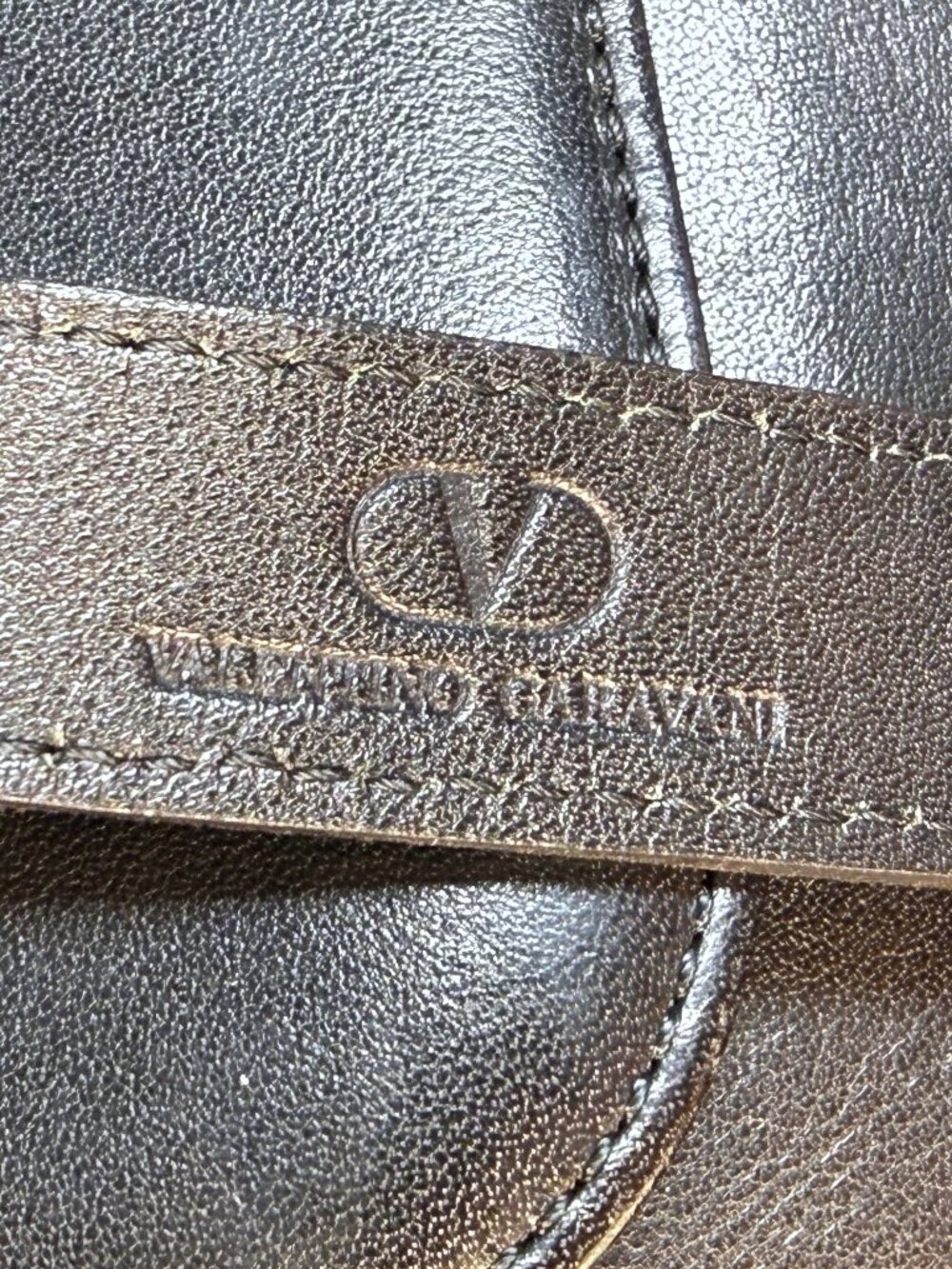 Valentino Garavani Vintage Leather Shoulder Bag w/Iconic Gold Logo Buckle & COA - Picture 16 of 16